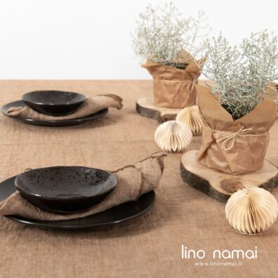 Lininė šviesiai ruda staltiesė ir derančios servetėlės