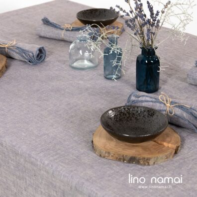 Rusvai violetinė lininė staltiesė iš minkšto švelnaus specialiai skalbto audinio