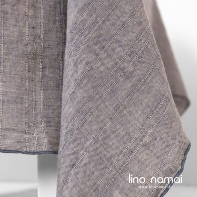 Rusvai violetinė lininė staltiesė puošta tankia tamsesne dekoratyvine siūle aplink