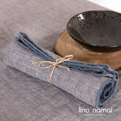 Lininės servetėlės audinys austas iš rusvų ir violetinių verpalų, pagyvintas ažūriniais dryžiais