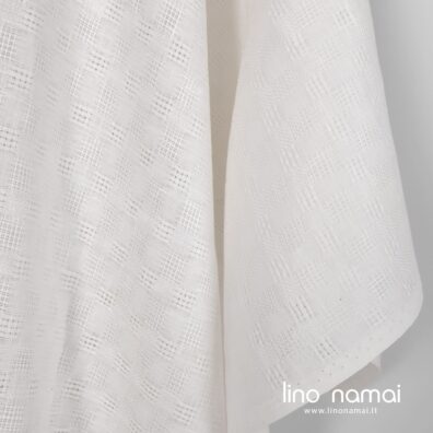 Pieno baltumo lininis audinys permatomais langeliais