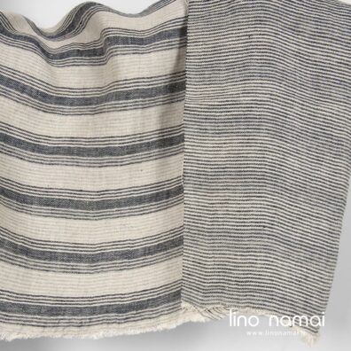 Lininis dryžuotas dvipusisi audinys iš gelsvų, pilkšvų ir mėlynai juodų verpalų