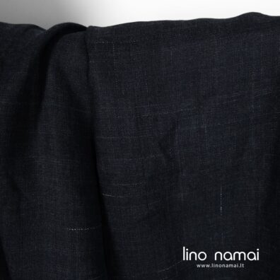 Tamsiai mėlynas lininis audinys atsitiktiniais baltais dryžiukais