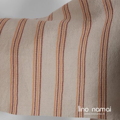 Puslininis platus rusvas audinys rudais dryžiais patalynei, užuolaidoms, staltiesėms, drabužiams