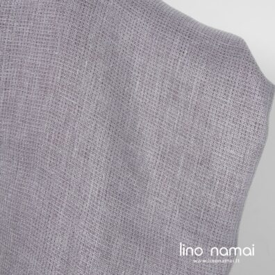 Pilkoji dvipusio lininio audinio pusė su sidabro blizgučiu