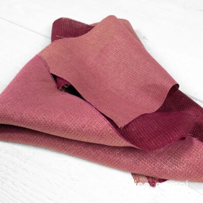 Lininis audinys iš tamsiai raudonų lino ir aukso spalvos poliesterio verpalų