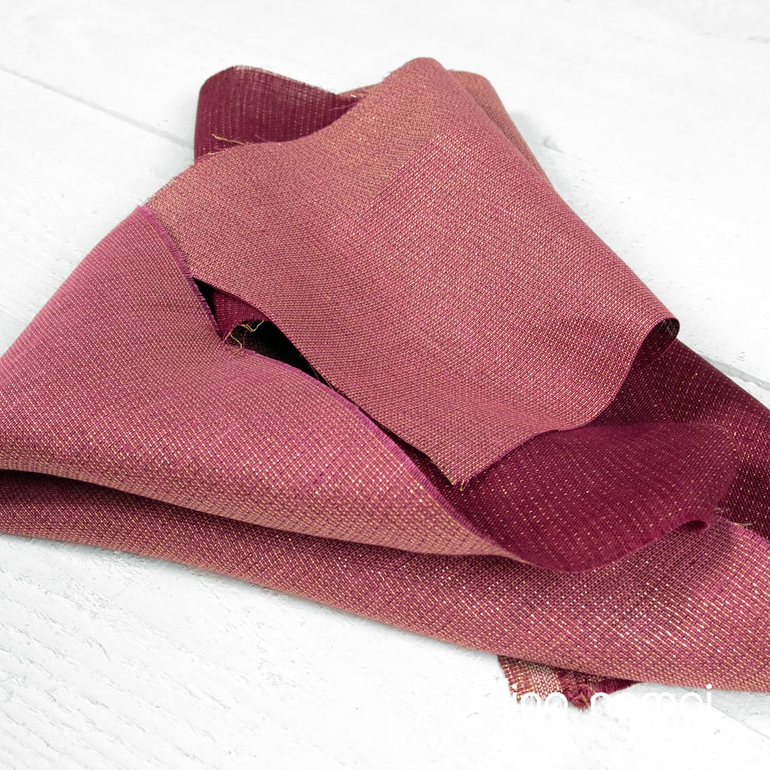Lininis audinys iš tamsiai raudonų lino ir aukso spalvos poliesterio verpalų