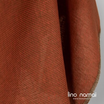 Lino audinys įstrižais dryžiais iš oranžinių ir rudų verpalų