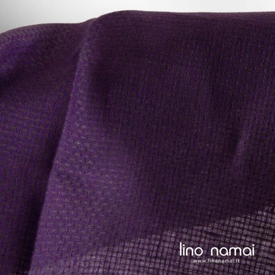 Lininis audinys vertikaliais ir horizontaliais violetiniais, pilkais dryžiukais