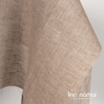 Lininis audinys iš smėlio spalvos ir šviesiai rudų verpalų