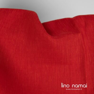 Lino audinys smulkiomis oranžinėmis juostelėmis raudoname fone