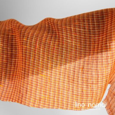 Lininis audinys permatomas oranžiniais langeliais užuolaidoms, šalikams