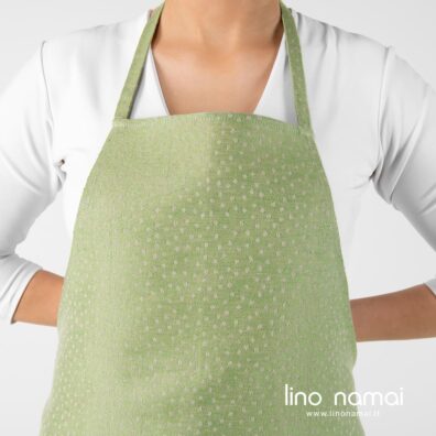 Prijuostė šviesiai žalia su rusvais taškeliais