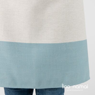 Lininė šviesiai pilka prijuostė su plačia žalsvai melsva juosta apačioje