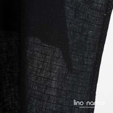 Juodas lininis audinys su horizontaliais brūkšniukais