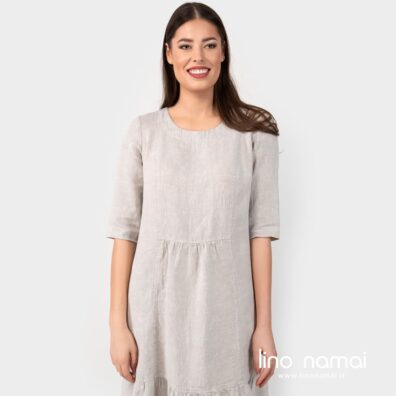 Lininė šviesiai pilka suknelė su 3/4 rankovėmis, apvalia iškirpte, paraukimu ties juosmeniu