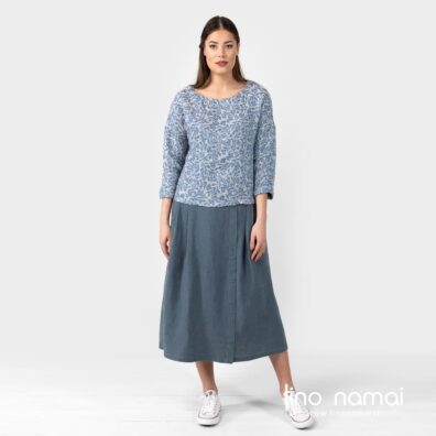 Lininė gėlėta palaidinė ilgomis rankovėmis ir pilkas sijonas LUNGO