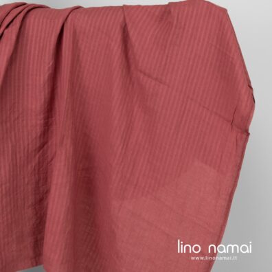 Lininis rausvas audinys raštuotomis juostelėmis skalbtas