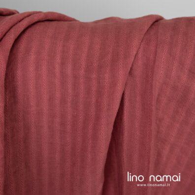 Rausvas lininis audinys su vertikaliomis raštuotomis juostelėmis