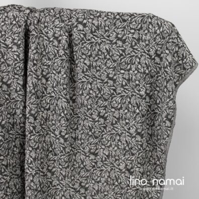 Puslininis audinys juodas gėlėtas skalbtas