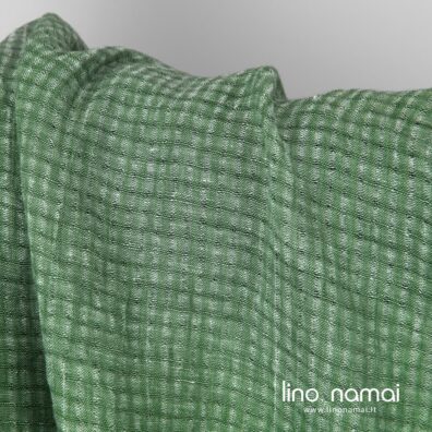 Lininis audinys ažūriniais langeliais iš žalių ir baltų verpalų