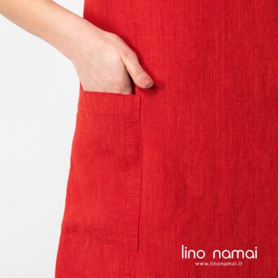 Lininė suknelė su siaurais raudonos ir oranžinės spalvos dryžiukais