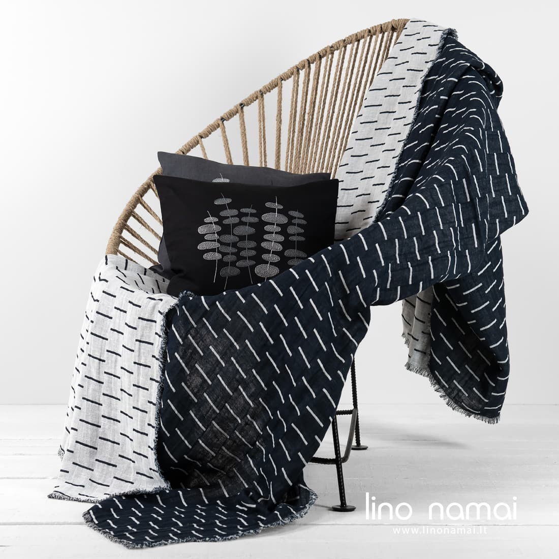 Lininis juodas pledas baltais brūkšniukais