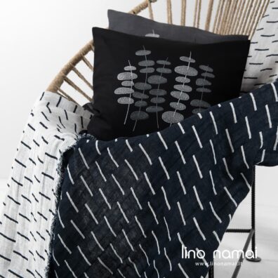 Baltai juodas raštuotas lino-medvilnės pledas iš minkšto švelnaus specialiai skalbto audinio