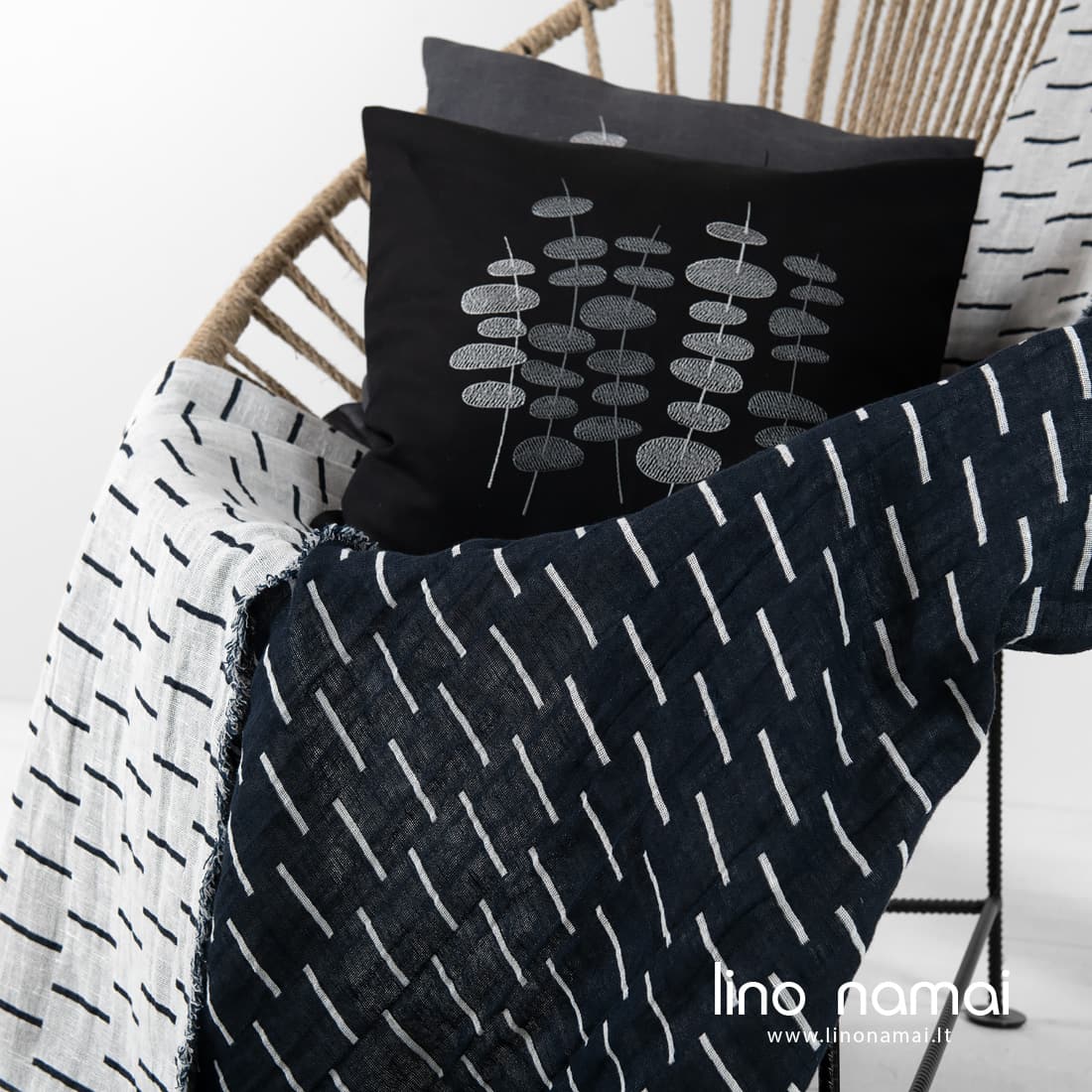 Baltai juodas raštuotas lino-medvilnės pledas iš minkšto švelnaus specialiai skalbto audinio