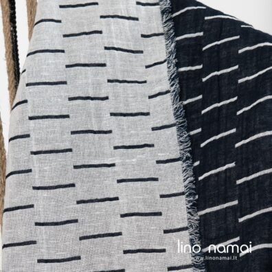 Lininis juodas pledas baltais brūkšniukais su kutais visose kraštinėse