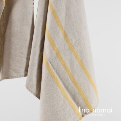 Šviesiai pilkas lino-medvilnės rankšluostis geltonais dryžiais