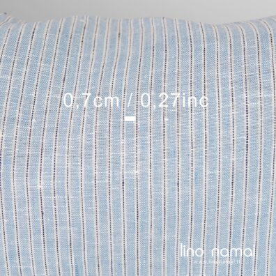 Lininis audinys vertikaliais žydrais, baltais ir tamsiai mėlynais dryžiais