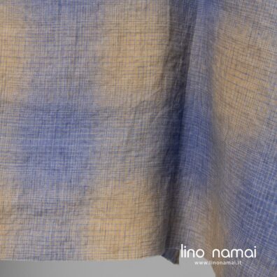 Languotas lininis audinys iš šviesiai mėlynų ir gelsvai rusvų verpalų