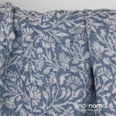 Gėlėtas lino-medvilnės audinys iš mėlynų ir baltų verpalų