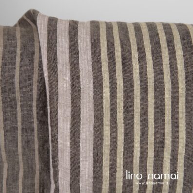 Lininis audinys vertikaliais dryžiais, kuriame suausti tamsiai pilki, pilkšvai rusvi, gelsvi, balti ir alyvinės spalvos (švelniai violetiniai) verpalai