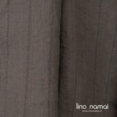 Lininis audinys vertikaliais dryžiais išaustas iš pilkai rudų ir tamsiai pilkų verpalų