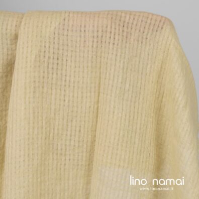 Lininis audinys gelsvas ažūriniais langeliais tinka užuolaidoms, staltiesėms, šalikams ir lengviems drabužiams siūti