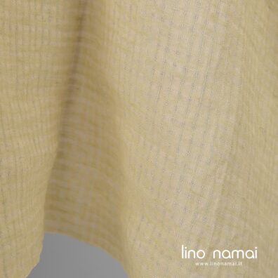 Lininis audinys permatomais langeliais išaustas iš kreminės spalvos ir blyškiai žalių verpalų