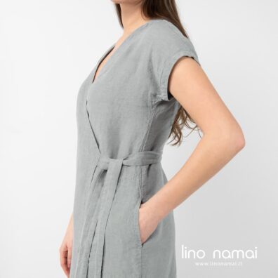 Lininė šviesiai pilka suknelė su diržu surišamu šone, su kišenėmis