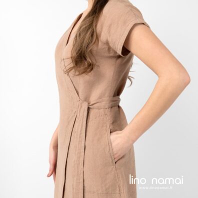 Lininė rusva suknelė surišama diržu šone, su kišenėmis