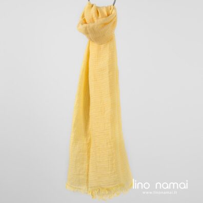 Lininis šalikas ažūriniais langeliais iš šviesiai geltonų ir ryškiai baltų verpalų