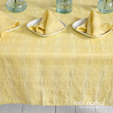 Lininė geltona staltiesė retais ir tankiais langeliais