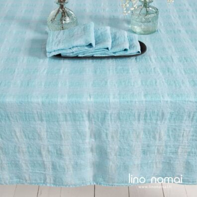 Lininė žydros spalvos staltiesė ažūriniais langeliais ir tokio paties audinio servetėlės