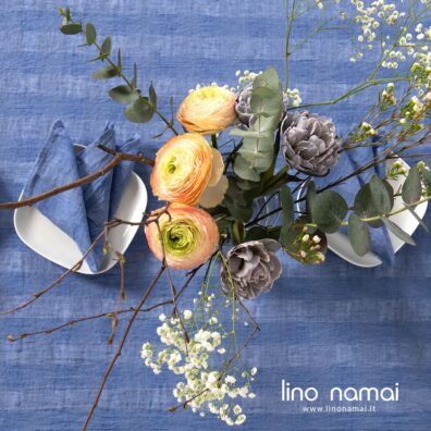 Lininės staltiesės audinys išaustas iš dviejų atspalvių mėlynų verpalų