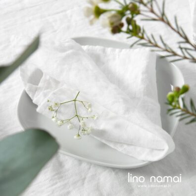 Languota ryškiai balta lininė servetėlė iš specialiai skalbto audinio