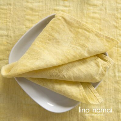 Lininė geltona servetėlė retais ir tankiais langeliais