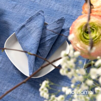 Lininė mėlyna servetėlė retais ir tankiais langeliais