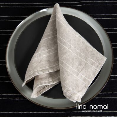 Lininė pilka servetėlė su baltomis raštuotomis juostelėmis