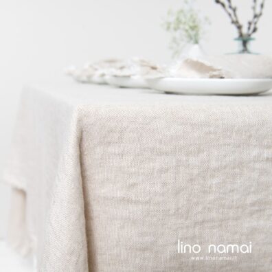 Lininės staltiesės audinys išaustas iš baltų ir natūralios spalvos verpalų