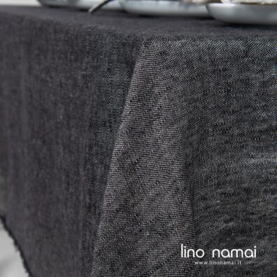 Lininė staltiesė, kurios audinys iš juodų ir natūralios spalvos verpalų